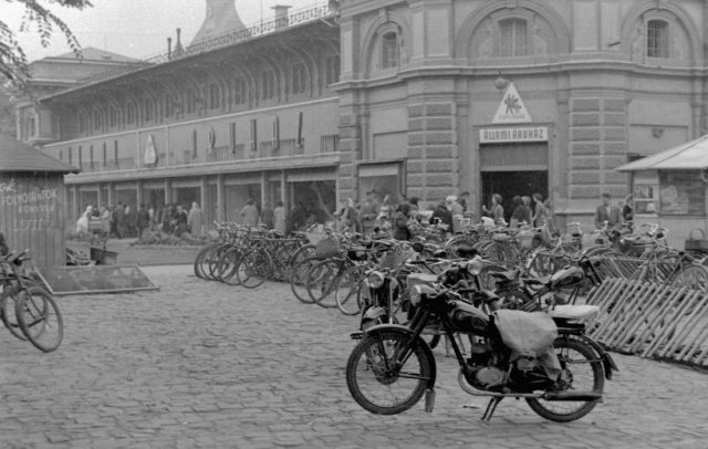 Kecskemét, Fő tér, Állami Áruház a Nagytemplom felől nézve- 1955 (Forrás: Fortepan/Urbán Tamás)
